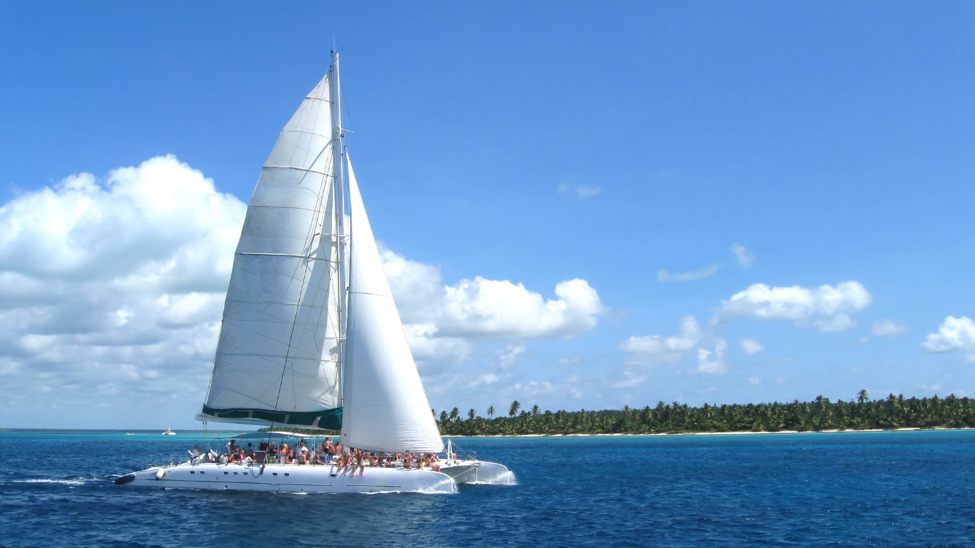 Catamarán en el mar